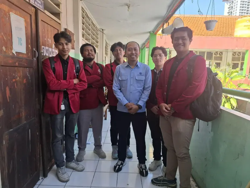 PENINGKATAN LITERASI DIGITAL SISWA MELALUI WORKSHOP VISUALISASI DATA MENGGUNAKAN PYTHON DI SMP GIKI 2 SURABAYA
